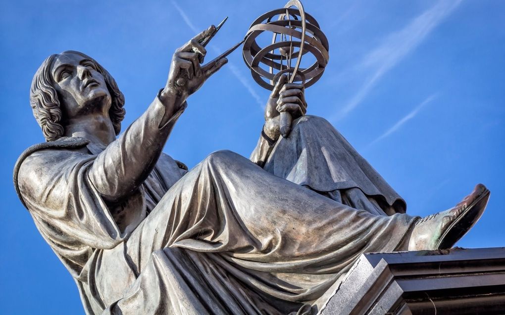 „Rond 1514 zette de kanunnik Nicolaus Copernicus voor het eerst zijn denkbeelden uiteen: de aarde en planeten draaien om een centrale zon. De overige kenmerken van de Griekse kosmos bleven intact.” beeld iStock