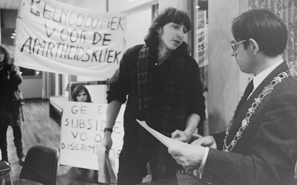 Palm (m.) protesteert bij de Doetinchemse gemeenteraad tegen deelname van Zuid-Afrika aan het wereldkampioenschap touwtrekken in 1975. beeld uitg. Atlas Contact