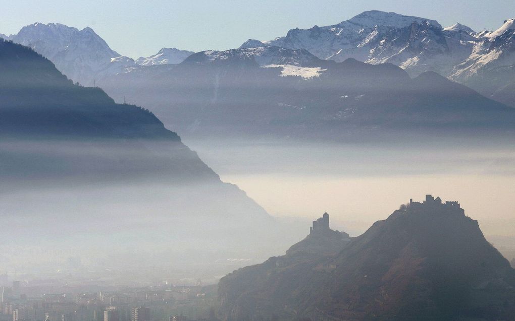 De Alpen bij de Zwitserse stad Sion. beeld AFP, Fabrice COFFRINI