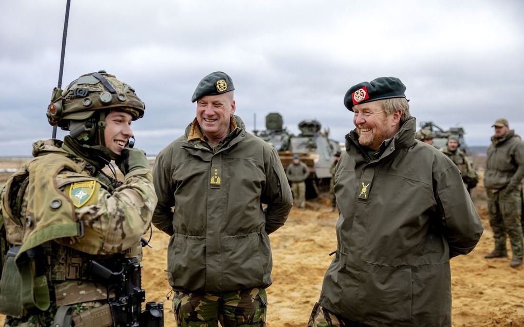 „Samenwerking en eensgezindheid zijn essentieel voor militairen. Dit geldt bijvoorbeeld voor de 300 landmachtmilitairen die nu in Litouwen zijn gestationeerd om Rusland af te schrikken.” Foto: Koning Willem-Alexander in gesprek met Nederlandse militairen in Litouwen. beeld ANP, Robin van Lonkhuijsen