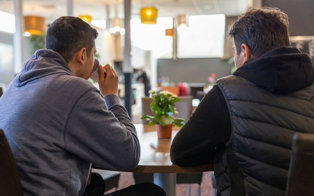 Het voormalige hotel Waanders in Staphorst biedt sinds kort onderdak aan bijna vijftig statushouders die wachten op een woning. Foto: twee Turkse vluchtelingen in hotel Waanders. beeld Jaco Hoeve