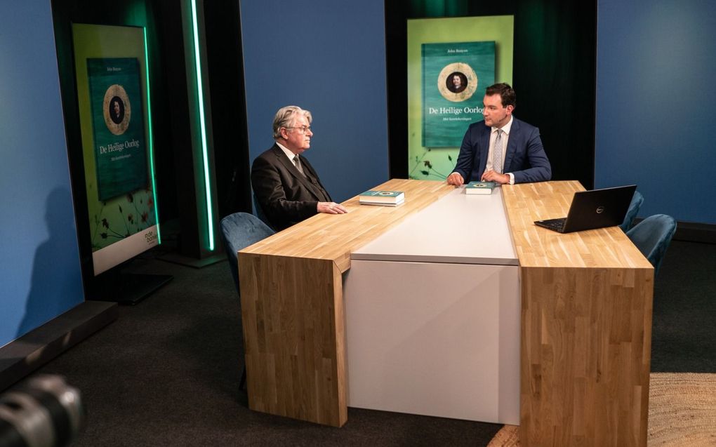 Prof. dr. A. Baars en René Heij tijdens de boekpresentatie van "De Heilige Oorlog". beeld Klomp Creative