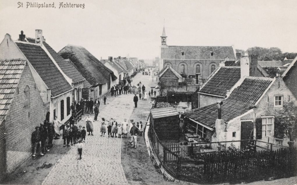 Sint Philipsland rond 1890. Het kerkgebouw dateert uit 1871 en bevindt zich op dezelfde plaats als de kerk waarin Pieter van Dijke in 1844 werd toegelaten „tot bediening van het Woord Gods”. beeld J.M. Vermeulen