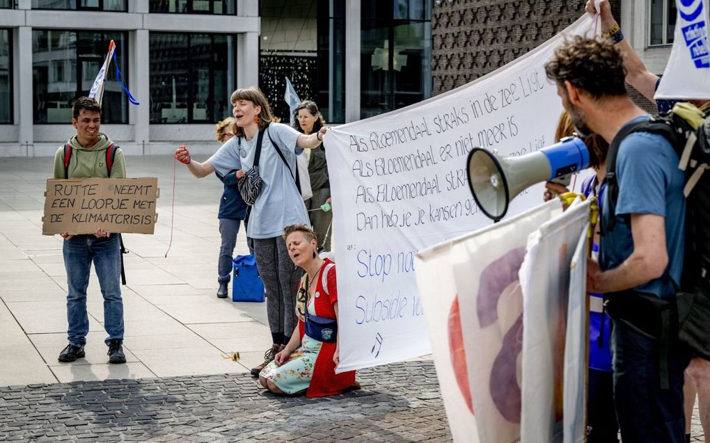 Leden van Extinction Rebellion demonstreren tegen subsidies van de overheid aan de fossiele industrie. beeld ANP, Robin Utrecht