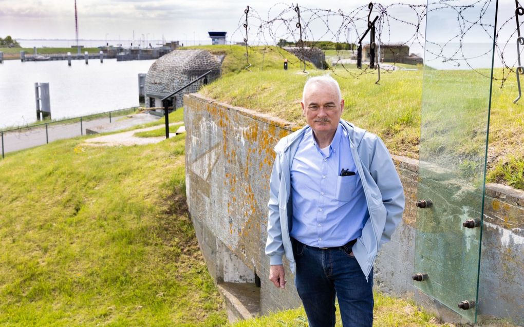 Conservator Wim Stienstra bij de kazematten van Kornwerderzand. beeld RD, Anton Dommerholt