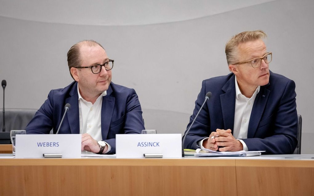 Kamerleden uitten woensdag in de richting van hr-topman Casper Assinck hun onvrede over de miljardenwinst (2,5 mld.) van Ahold (r.). beeld ANP, Robin van Lonkhuijsen