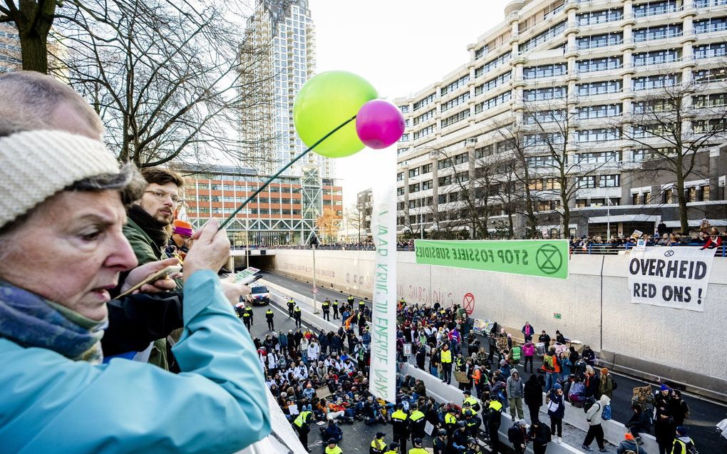 Actiegroep Extinction Rebellion blokkeerde eind januari de A12 in Den Haag.beeld ANP, Marco de Swart