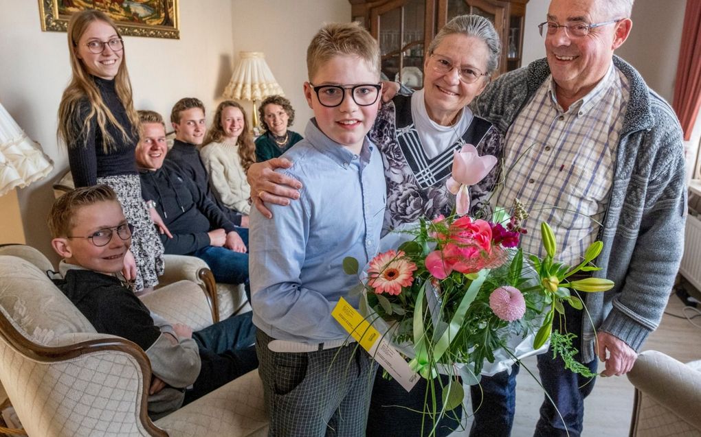 Van links naar rechts: Maurits (16), Aletta (21), haar man Nico (22), Bertus (19) en zijn vriendin Marleen (18), moeder De Jong, Leonhard (12) en oom Karel en tante Corrie. beeld Dirk-Jan Gjeltema