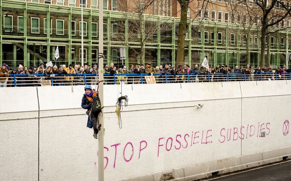 Demonstranten gaan voor de zevende keer de A12 in Den Haag blokkeren. Ze willen een stop op fossiele subsidies. beeld ANP, Marco de Swart