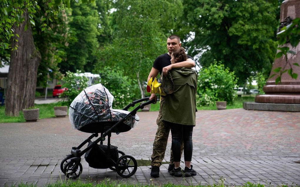 Een Oekraïnes stel zoekt troost bij elkaar bij de begrafenis van de in Bachmoet omgekomen militair Vyacheslav Radionov. beeld AFP, Igor Tkatsjev