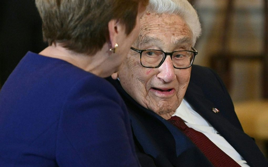 Henry Kissinger in gesprek met Deborah Rutter, directeur van het John F. Kennedy Center, december 2022. bron AFP, Roberto Schmidt