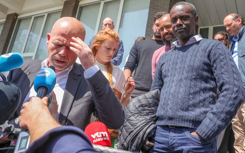 De advocaat van de familie Dia, Sven Marie (l.) spreekt de media toe na de rechtszaak. beeld EPA, Olivier Matthys