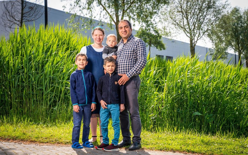 Evangelist G​rigorij Manoekyan met zijn vrouw Daria en drie van hun vijf kinderen. beeld Cees van der Wal