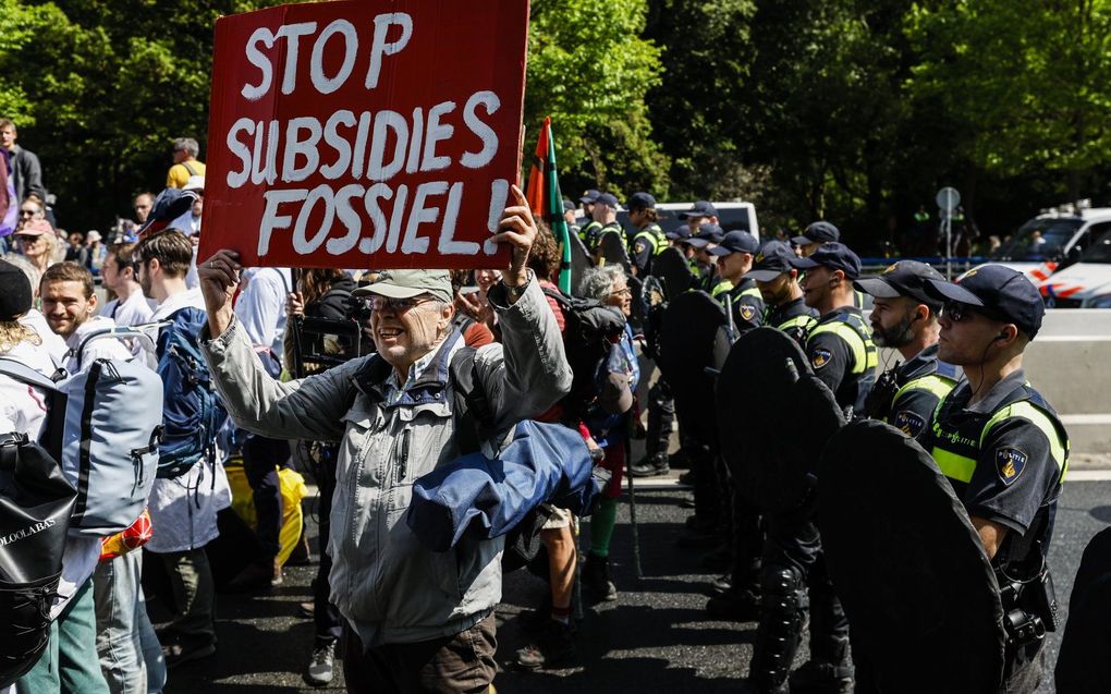 Activisten van Extinction Rebellion worden door de politie tegengehouden tijdens een demonstratie om de A12 in Den Haag voor de zevende keer te gaan blokkeren. beeld ANP, Sem van der Wal