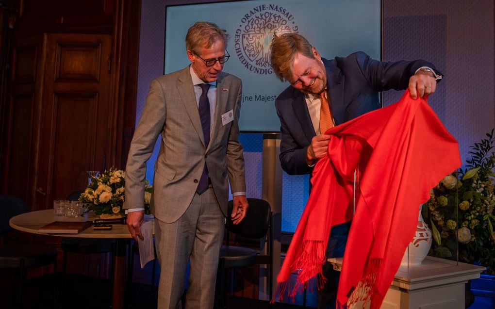 De koning onthult een vaas die de afgelopen 100 jaar symboliseert. beeld Blijefotos