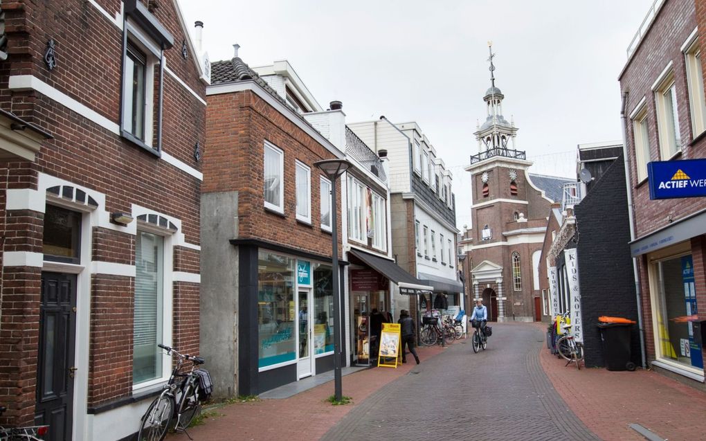 De Peulenstraat in Hardinxveld-Giessendam, met op de achtergrond de Oude Kerk. beeld RD, Anton Dommerholt