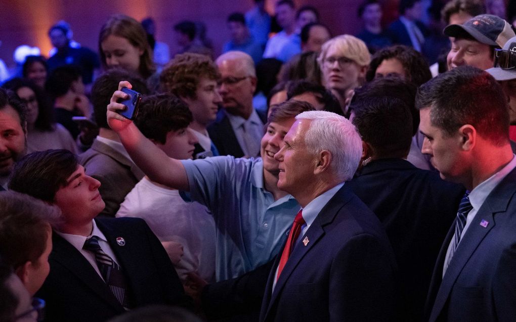 Pence gaat op de foto met een fan. beeld AFP, Allison Joyce