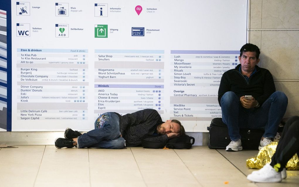 Reizigers wachten maandagmorgen op een trein op station Amsterdam Centraal. beeld ANP, JEROEN JUMELET