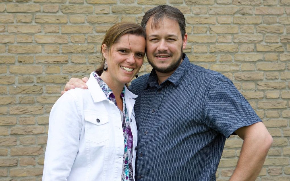 Cees en Mirjam Molenaar. Het echtpaar gaat met hun twee jongste kinderen naar Oeganda om daar aan de slag te gaan voor de Africa Inland Mission. Foto uit 2017. beeld H.J. Blom