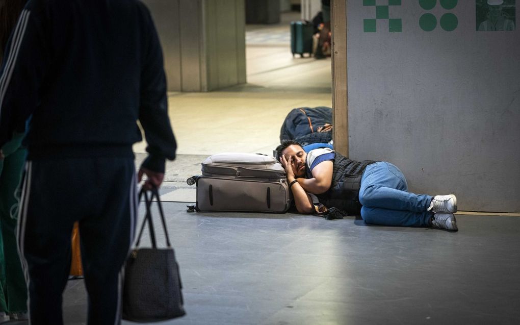 Tal van reizigers strandden maandag op station Amsterdam Centraal. Door een storing reden daar sinds zondagmiddag geen treinen. beeld ANP, Jeroen Jumelet