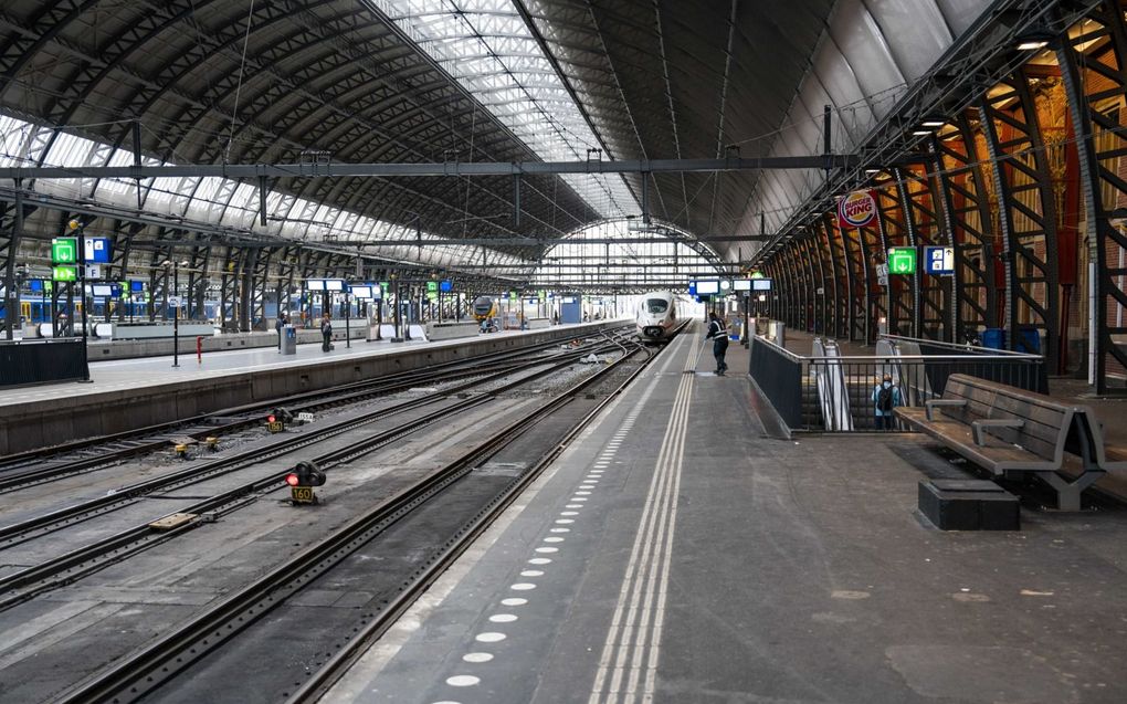 Lege perrons op station Amsterdam Centraal. Door een IT-storing was er geen treinverkeer mogelijk. beeld ANP, Jeroen Jumelet