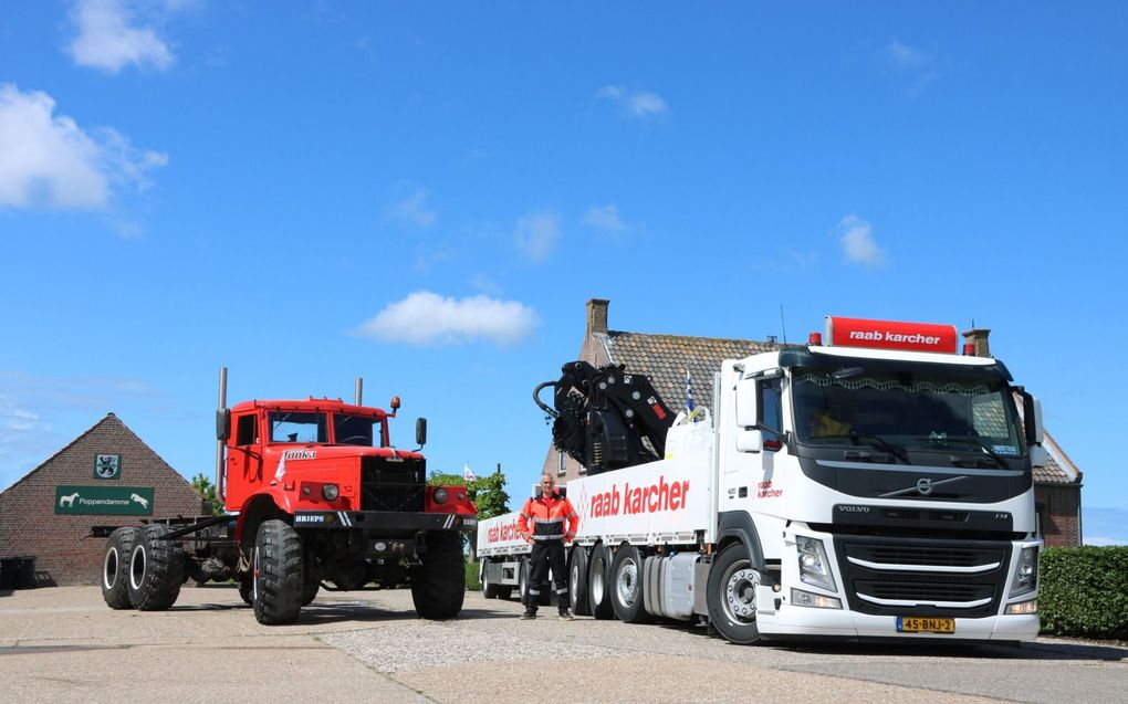 Onno met zijn monstertruck (l.) en de Volvo (r.). beeld Sjaak van de Groep