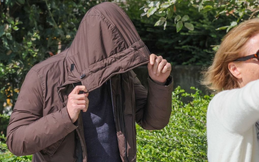 Een van de beklaagden in het proces rond de dood van student Sanda Dia verlaat de rechtbank in Antwerpen, 26 mei. beeld EPA, Olivier Matthys