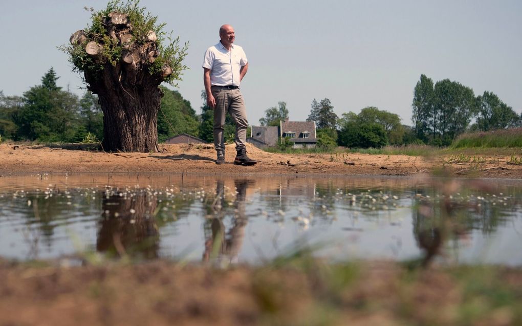 Rentmeester Eelco Schurer bij de verbrede Baakse Beek, op landgoed ’t Medler. Dat ligt bij Vorden, in de Achterhoek. beeld Ruben Meijerink