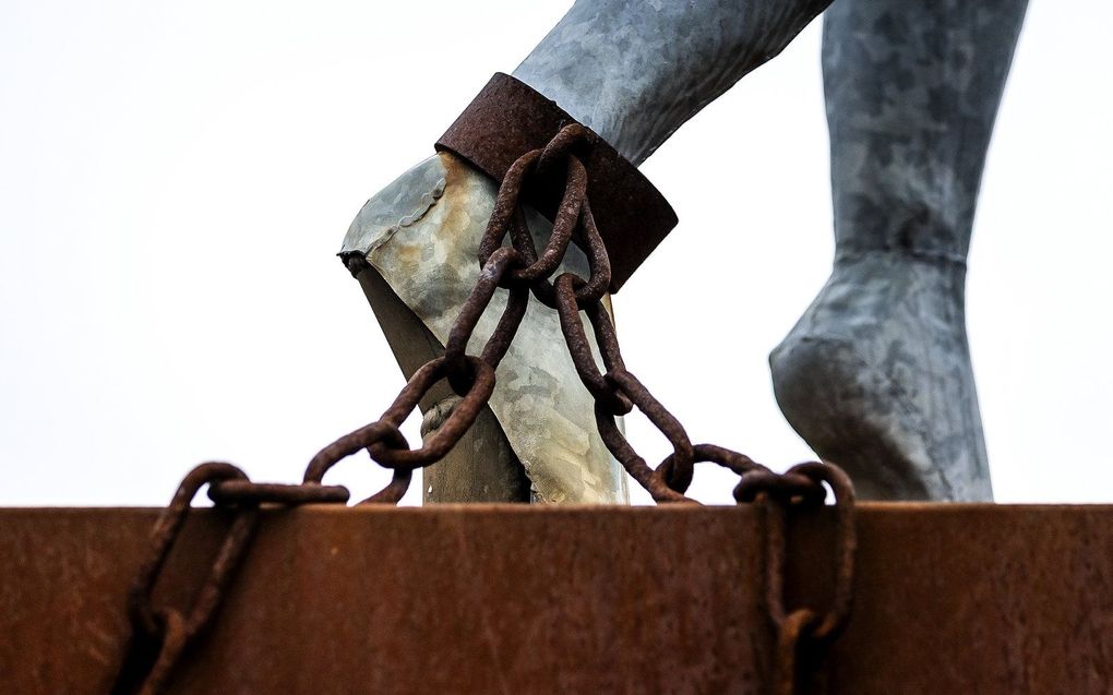 Een detail van het Rotterdams Slavernijmonument aan de Lloydkade. beeld ANP, REMKO DE WAAL