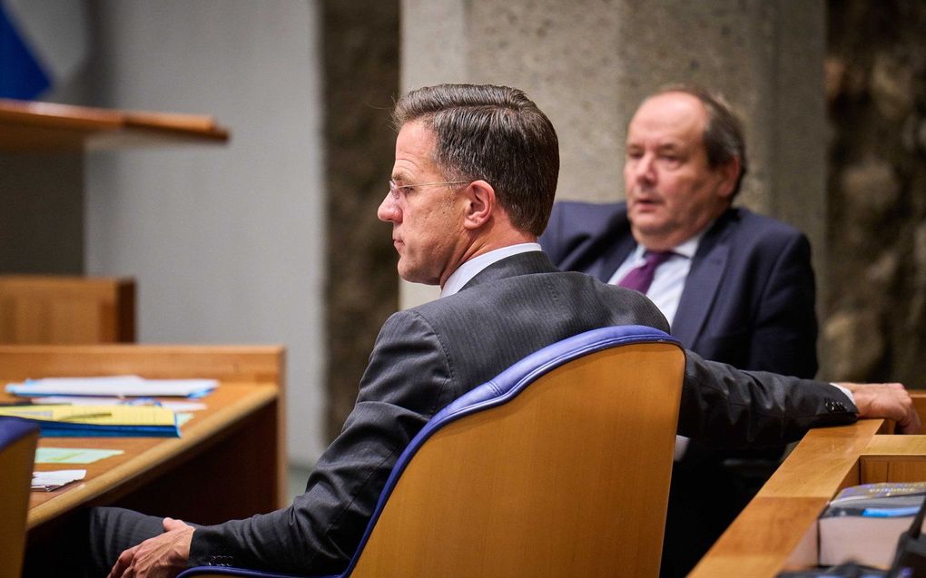 Premier Mark Rutte en Hans Vijlbrief, staatssecretaris Mijnbouw tijdens een schorsing van het debat over het rapport van de Parlementaire Enquetecommissie Aardgaswinning Groningen. beeld ANP PHIL NIJHUIS