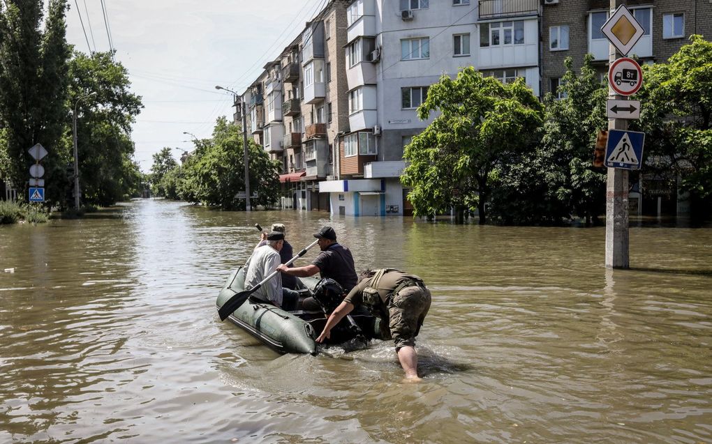 Ondergelopen straten in Cherson. beeld EPA, MYKOLA TYMTSJENKO