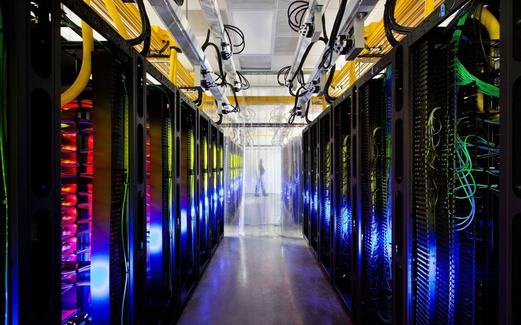 Technologie levert nieuwe regelgevers, zonder hersenen of lichaam. ‘Zwarte dozen’ die bepalen wat burgers wel of juist niet meer mogen doen. Foto: datacentrum van Google in Finland. beeld Google