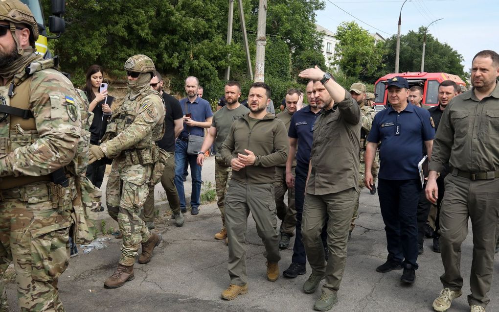 De Oekraïense president Volodymyr Zelensky bezoekt het overstromingsgebied in Cherson. beeld EPA, Mykola Tymchenko