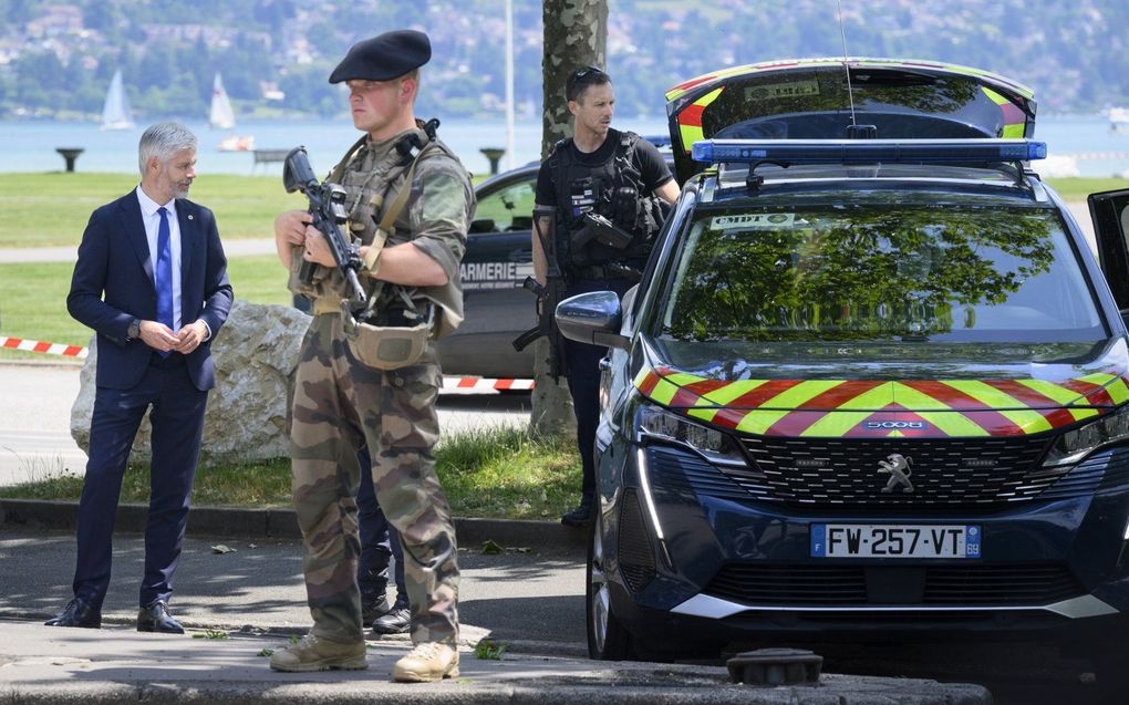 Laurent Wauquiez (L), voorzitter van de Regionale Raad van Auvergne-Rhône-Alpes, arriveert in een afgezet gebied na een mesaanval in Annecy, Frankrijk. beeld EPA, JEAN-CHRISTOPHE BOTT