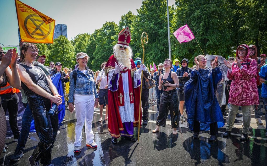 „Een christen bekommert zich om klimaatverandering. Maar zonder fanatisme. Niet omdat het bijzaak is, maar omdat hij eigen handelen relativeert.” Foto: protest van Extinction Rebellion bij de A12 in Den Haag op 27 mei. beeld ANP, Phil Nijhuis