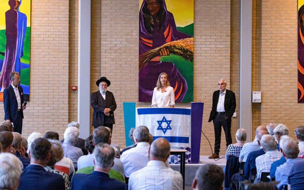 In de Gorinchemse Gomarusscholengemeenschap had donderdag de eerste debatavond van het RD ter gelegenheid van het 75-jarig bestaan van de staat Israël plaats. Van links naar rechts: debatleider Richard Donk, opperrabijn Jacobs, Naomi Mestrum (CIDI) en Jaap Hamburger (Een Ander Joods Geluid). beeld Dirk Hol