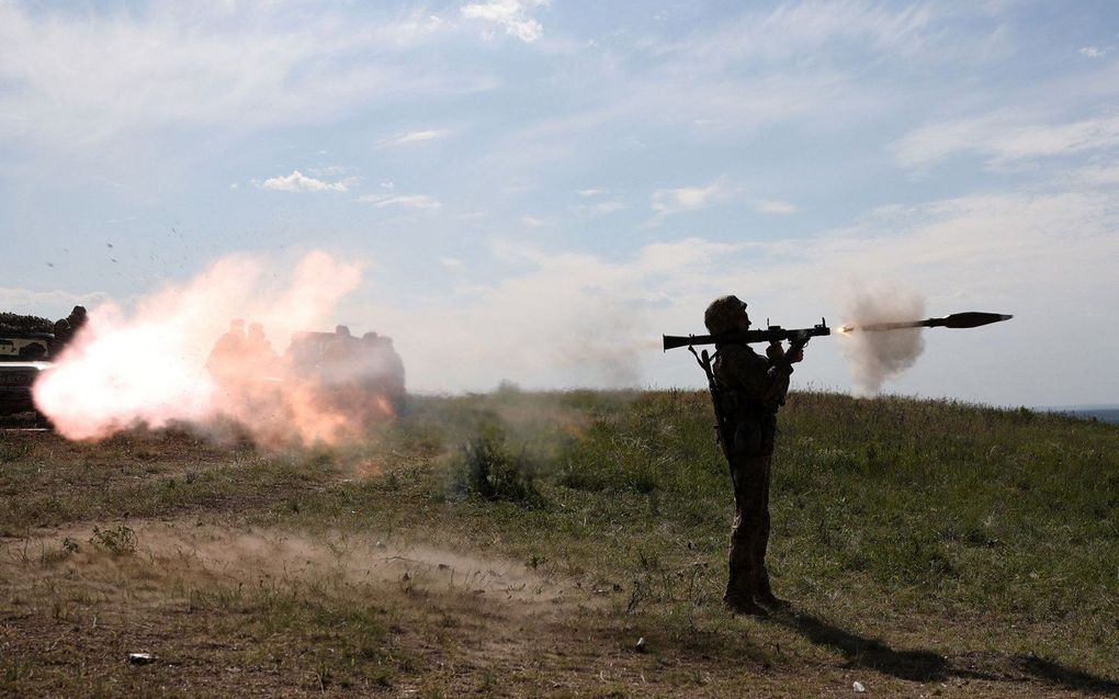 Een Oekraïense militair vuurt een raketgranaat af in de regio Donetsk. beeld AFP, Anatoli Stepanov