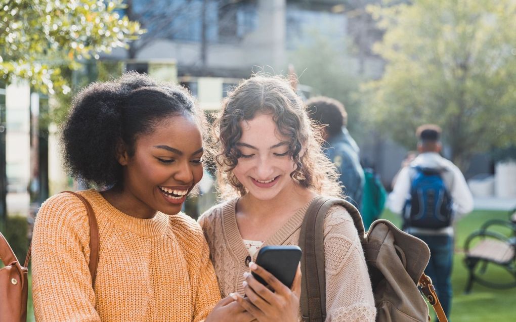 Voor veel tieners zit er geen scheiding meer tussen de online en offline wereld. Het is een verlengstuk van elkaar geworden. beeld iStock