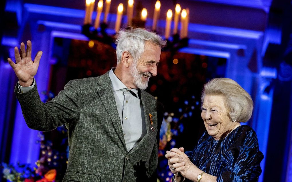 Prinses Beatrix reikt de Zilveren Anjers uitgereikt in het Koninklijk Paleis Amsterdam. beeld ANP, Koen van Weel