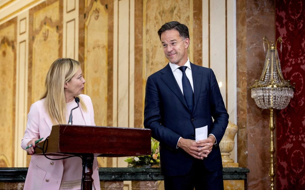 Premier Mark Rutte staat samen met voorzitter Ursula von der Leyen van de Europese Commissie en de Italiaanse premier Giorgia Meloni de pers te woord na een bezoek aan de Tunesische president Kais Saied. beeld ANP, KOEN VAN WEEL