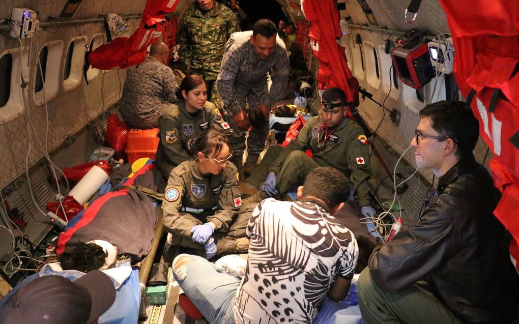 Een door de Colombiaanse luchtmacht vrijgegeven foto toont militairen leger die een van de kinderen controleert beeld AFP, COLOMBIAN AIR FORCE.