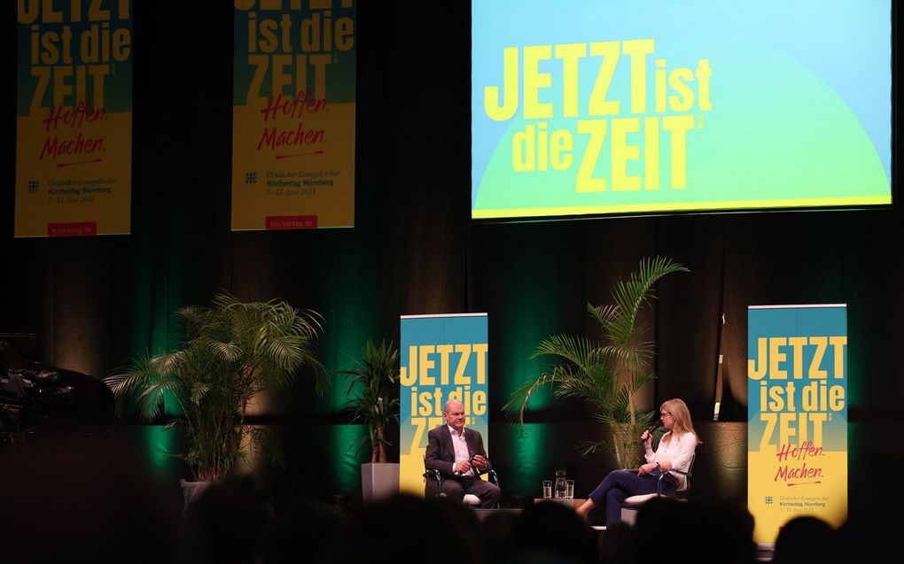 De Duitse Bondskanselier Olaf Scholz (l.), zaterdag op de Kirchentag in Neurenberg. beeld Anna Szilagyi