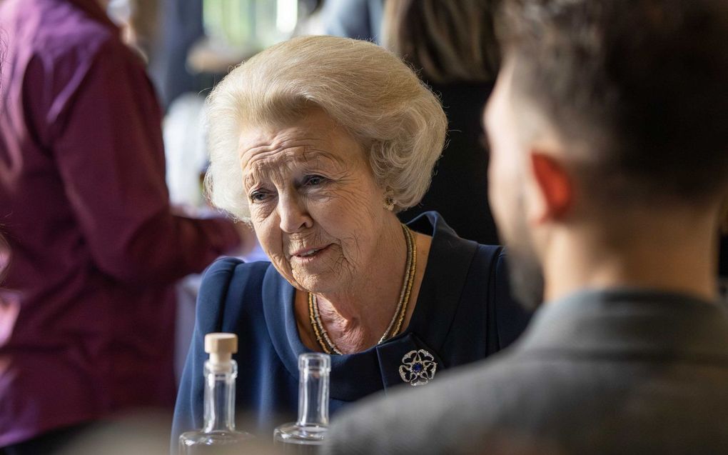 Prinses Beatrix spreekt met gevluchte studenten. beeld ANP, Eva Plevier