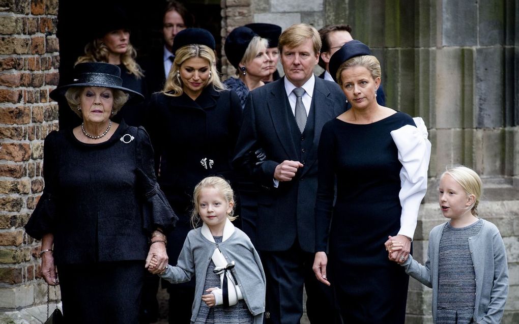 Prinses Beatrix, koningin Máxima, Friso’s dochter Zaria, koning Willem-Alexander, prinses Mabel en haar dochter Luana in 2013 bij aankomst bij de Oude Kerk in Delft voor de herdenkingsdienst voor prins Friso. beeld ANP, Robin van Lonkhuijsen