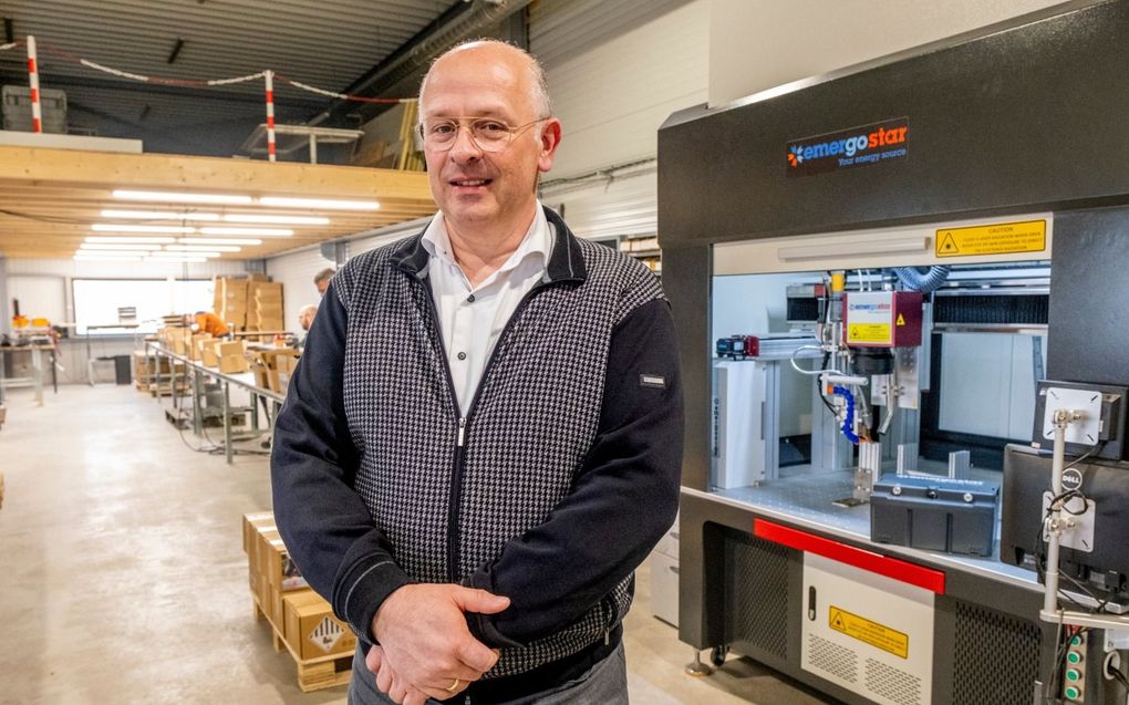 Directeur en oprichter Dick van Wijck in het bedrijfspand van EmergoStar aan de Informaticastraat in Terneuzen. beeld Dirk Jan Gjeltema