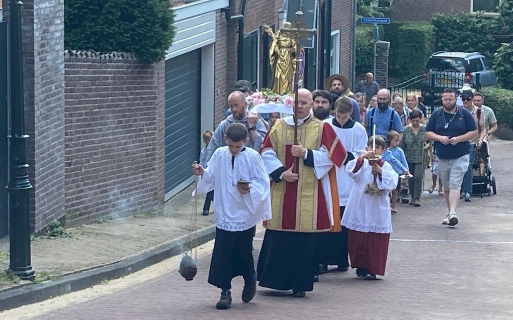 De processie ter ere van Cunera op weg naar de Cunerakerk in Rhenen. beeld Bart van der Tang