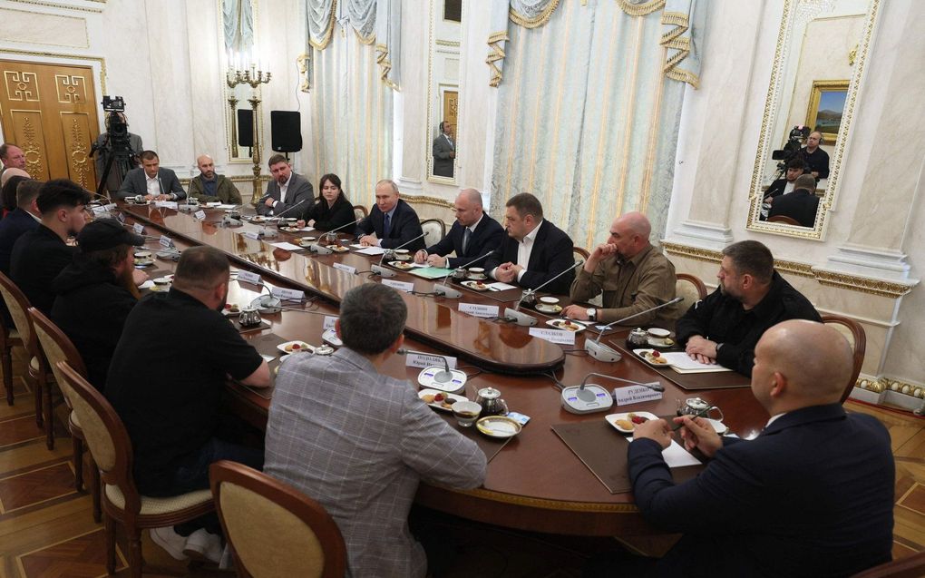 De Russische president Vladimir Poetin in gesprek met oorlogscorrespondenten in Moskou. beeld AFP, Gavriil GRIGOROV