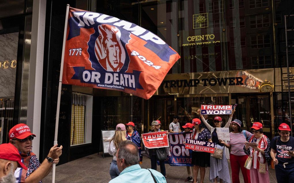 Aanhangers van Trump verzamelen zich buiten de Trump Tower in New York City. beeld ANP, AFP, YUKI IWAMURA