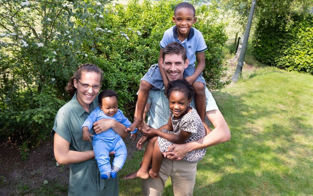 Familie van Rooyen-Schouten. Gijsbertha met pleegzoon Jeremiah (l.)Jac-Louis met Zoë en Adam (r.). beeld RD, Anton Dommerholt