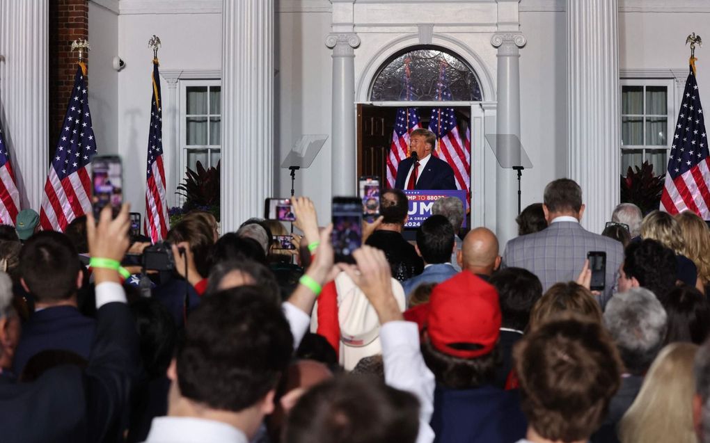 Voormalig president Donald Trump spreekt dinsdag zijn supporters toe na zijn voorgeleiding in de rechtbank en arrestatie. Trump beloofde dat als hij herkozen wordt er een speciaal aanklager komt die huidig president Joe Biden zal vervolgen.  beeld AFP, Spencer Platt